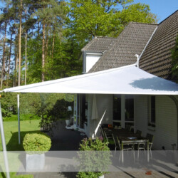 Sonnensegel in Adendorf Durch die Montage eines Mastes auf dem Dach dieses Winkelbungalows in Adendorf , konnte das Segel komplett ohne störende Masten auf der Terrasse montiert werden. Die Montagehöhe verleiht dem Segel Leichtigkeit und führt zu angenehmem luftigen Klima unter dem Segel.