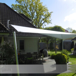 Sonnensegel mit Dachmontage Durch die Montage eines Mastes auf dem Dach dieses Winkelbungalows , konnte das Segel komplett ohne störende Masten auf der Terrasse montiert werden. Die Montagehöhe verleiht dem Segel Leichtigkeit und führt zu angenehmem luftigen Klima unter dem Segel.