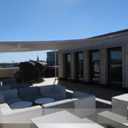 Dachterrassen-Lounge mit Sonnensegel Hamburg Dachterrasse an der Alster mit Sonnensegel und Lounge-Möbeln