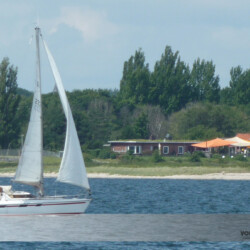 Blick über Kieler Förde auf Sonnensegel Blick über Kieler Förde auf Sonnensegel am Strandrestaurant "Deichperle"