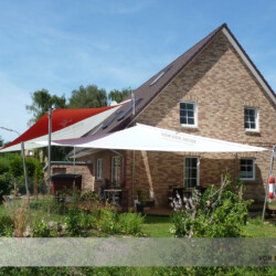 Doppel-Sonnensegel-Anlage/ rot-weiß 2 aufrollbares Sonnensegel über Hausecke angeordnet, so dass 270 Grad Terrasse abgedeckt ist. Hamburg