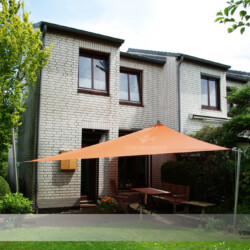 Dreieckiges Roll-Segel Dreieckiges Roll-Segel auf der Terrasse eines Reihenhauses