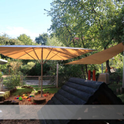 Profi-Schirm und festverspanntes Sonnensegel Profi-Schirm May-Schattello und festverspanntes Soliday Sonnensegel nach Maß in einer Kita in Hamburg