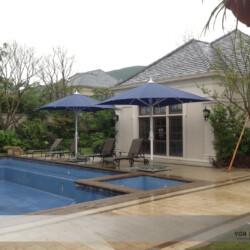 Profi-Schirme am Pool Profi-Schirme mit Mobilständern am Swimming-Pool