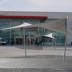 Event- und Wetterschutzsegel an einem Gewerbepark Event- und Wetterschutzsegel beim Shopping-Center Posthausen