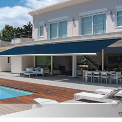 Exklusive Markise markilux 6000 dunkelblaues Tuch Exklusive Vollkassetten-Gelenkarmmarkise markilux 6000 über Terrasse mit Swimmingpool