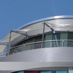 Fassaden-Balkon-Beschattung mittels Ganzjahressel Textile Architektur mit einem Fassaden-/ Balkon-Ganzjahressel als Sonnen- und Regenschutz