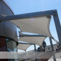 Fassen-Beschattung mittels Ganzjahressegel Textile Architektur mit einem Fassaden-/ Balkon-Ganzjahressel als Sonnen- und Regenschutz