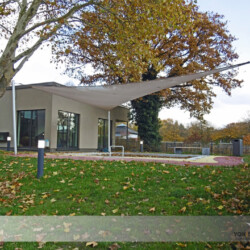 Sonnensegel im Schwimmbad Dreieckiges Sonnensegel über Planschbecken in Freizeitbad / Bäderland Hamburg