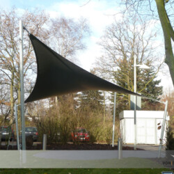 Ganzjahressegel als Raucherecke und Außensitzplatz Das Ganzjahressegel bietet Schutz bei Sonne und bei Regen. Leichtigkeit durch textile Architektur.