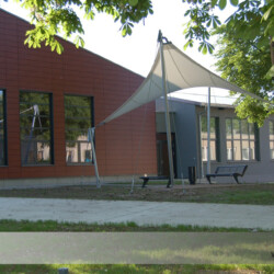 Ganzjahressgel über Außensitzplatz Ganzjährig nutzbares Segel als Sonnen- und Wetterschutz über einem Außensitzplatz