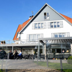 Lamellendächer in Restaurant Mehrere Lamellendächer als Sonnen- und Regenschutz für die Gäste eines Restaurants