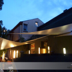 Wetterschutzsegel mit Beleuchtung in der Gecko-Bar Hamburg Textile Architektur in Form von Wetterschutzsegeln in der Gecko-Bar Hamburg Bahrenfeld