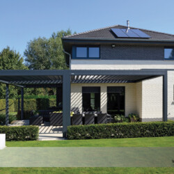 Lamellendach über Ecke Drei Lamellendächer über die Terrassenecke eines Hauses