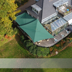 Luftaufnahme auf Sonnensegel in Golfclub Doppel-Sonnensegel-Anlage auf der Restaurant-Terrasse im Wentorf-Reinbeker Golfclub