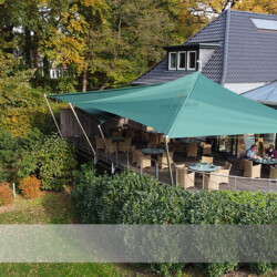 Sonnensegel über Restaurant-Terrasse Doppel-Sonnensegel-Anlage auf der Restaurant-Terrasse im Wentorf-Reinbeker Golfclub