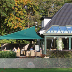 Sonnensegel auf Terrasse im Golfclub Doppel-Sonnensegel-Anlage auf der Restaurant-Terrasse im Wentorf-Reinbeker Golfclub