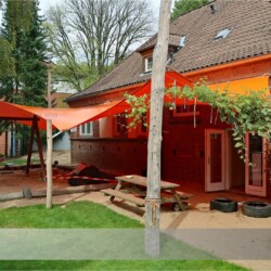 Großes Kita-Saison-Sonnensegel mit Robinienmasten Großes Kita-Saison-Sonnensegel mit Masten aus Robinienholz