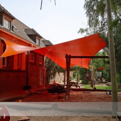 Großes Kita-Saison-Sonnensegel mit Robinienmasten Großes Kita-Saison-Sonnensegel mit Masten aus Robinienholz