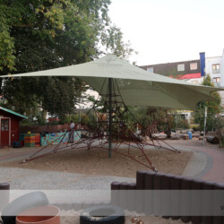 Saisonsegel an Klettergerüst in Kita Spielplatz Sonnensegel Hamburg St. Georg