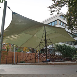 Saisonsegel an Klettergerüst in Kita Spielplatz Sonnensegel Hamburg St. Georg