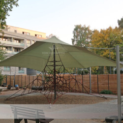 Saisonsegel an Klettergerüst in Kita Spielplatz Sonnensegel Hamburg St. Georg