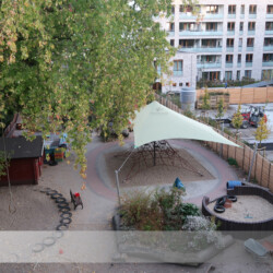 Saisonsegel in Sandkiste mit Spielgeräten in Kita Spielplatz Sonnensegel Hamburg St. Georg