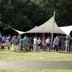 Sommerfest Hohenzollernpark Schenefeld Eventsegel Großes Eventsegel als Sonnen- und Regenschutz im Hohenzollernpark Schenefeld