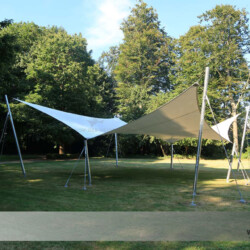 Riesiges Eventsegel in Schenefeld Riesiges Sonnensegel für Veranstaltungen im Hohenzollernpark Schenefeld mit demontierbaren Masten