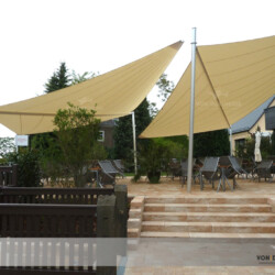 Restaurant mit mit automatischen Sonnensegeln Sonnensegel auf Restaurant-Terrasse am denkmalgeschützten Hotel Schöne Aussicht in Dresden