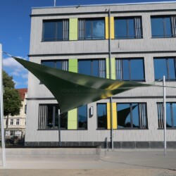 Saisonsegel in Lübecker Schule Das festverspannte Saison-Sonnensegel bietet Schülern, Lehrern und Eltern Sonnen- und Regenschutz in einer Schule in Lübeck