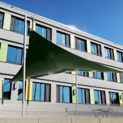 Sonnensegel in Lübecker Schule Das festverspannte Saison-Sonnensegel bietet Schülern, Lehrern und Eltern Sonnen- und Regenschutz in einer Schule in Lübeck