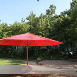 Kindergarten Großschirm rund / 6m-rot mit Rundbetonfuß Runder Kita-Großschirm mit Rundbetonfuß / 6m Durchmesser / rot