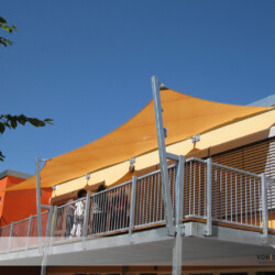 Festverspanntes Sonnensegel Festverspanntes Sonnensegel auf einer Dachterrasse einer Kita