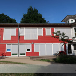 Fensterbeschattung einer Kita mit Roll-Screens. Roll-Screen von ROMA zur Beschattung von Fenstern in einer Kita.