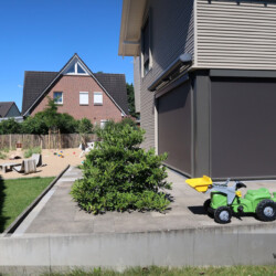 ROMA-Zip-Screen als Fensterbeschattung und Raumverdunkelung ROMA Fensterbeschattung und Raumverdunkelung. Geeignet für Wohnräume, Gewerberäume, Restaurants, Kliniken und Kitas