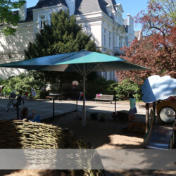 Kita Groß-Sonnenschirm May-Schattello mit PVC-Bespannung Großschirm May-Schattello mit Precontraint-Bespannung in jaguargrün in einer Kindertagesstätte in Hamburg