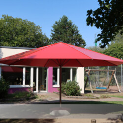 Kita-Großschirm-rund / 6m-rot mit Rundbetonfuß Runder Kita-Großschirm mit Rundbetonfuß / 6m Durchmesser / rot