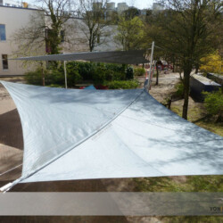 Kindergarten-Segel in Steilshoop / Ansicht von oben Großes aufrollbares Sonnensegel in Kita in Hamburg-Steilshoop