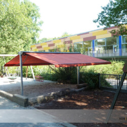 Kita-Sandkiste mit Tandemmarkise Farbe rot Tandem- oder Doppel-Ständermarkise 6x6m in einer Kita in Hamburg