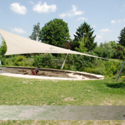 Riesiges Sandkasten-Sonnensegel Das riesige Saisonsegel schütz Kinder beim Spielen in der Sandkiste