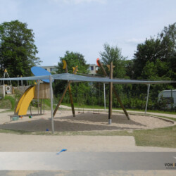 Aufrollbares Sonnensegel an Spielgerät Aufrollbares Sonnensegel an Spielgerät in einer Sandkiste einer Kita