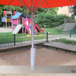 Sonnenschirm mit Prallschutz Unter einem Profi-Schirm mit Prallschutz