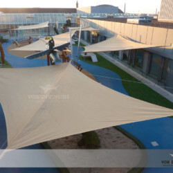 Sonnensegel in einer Kita mit Dachterrasse - Ansicht von oben Aufrollbare Sonnensegel in einer Kita mit Dachterrasse in Bremen