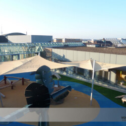 Dachterrasse einer Kita in Bremen Manuell aufrollbare Sonnensegel Soliday-A über diversen Spielgeräten