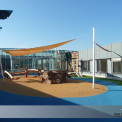 Sonnensegel in einer Kita über Spielgerät auf Dachterrasse Aufrollbare Sonnensegel in einer Kita mit Dachterrasse in Bremen