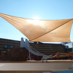 Sonnensegel in einer Kita mit Dachterrasse - Ansicht von unten Aufrollbares Sonnensegel in einer Kita über Rutsche auf Dachterrasse in Bremen