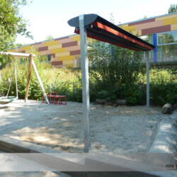 Tandem-Markise eingefahren Eingefahrene Tandem- oder Doppel-Ständermarkise in einer Kita in Hamburg