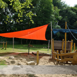 Aufgespanntes Rollup-Sonnensege Aufgespanntes Rollup-Sonnensegel in einer Kita in Wohltorf