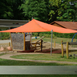 Kita in Wohltorf Manuell aufrollbares Sonnensegel Kindertagesstätte Wohltorf mit manuell aufrollbarem Sonnensegel Soliday-M in orange